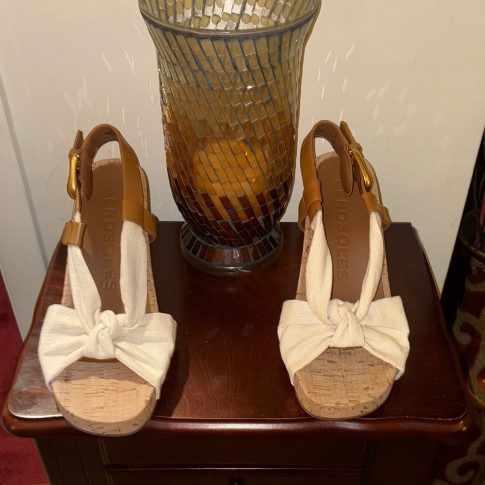 AEROSOLES Women's Brown and Cream Sandals